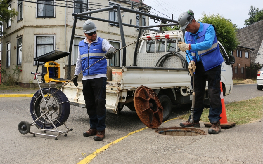 Aguas Décima refuerza llamado a evitar y denunciar descargas irregulares en la red de alcantarillado